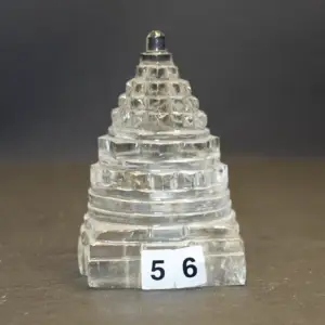 Hochwertiger, transparenter Glas-Kristallkegel mit Stufendesign, ideal für Dekorationszwecke und Sammler.